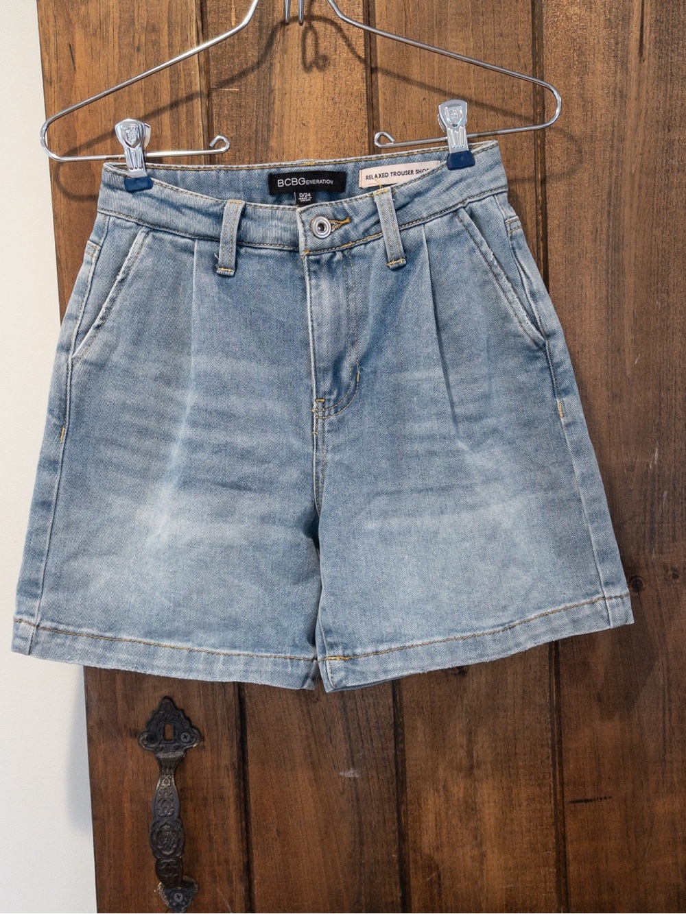 BCBGeneration Light Wash Box Pleat Relaxed Trouser Shorts Jean Denim 0/24